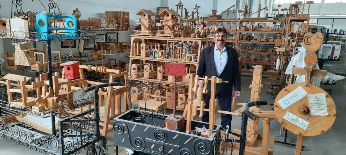 Geleneksel oyunları hem yaşatıyor hem de &ouml;ğretiyor