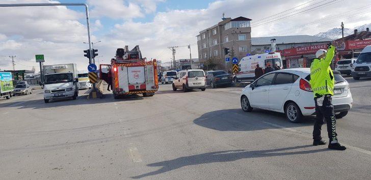 Van’da zincirleme kaza: 2 yaralı G4