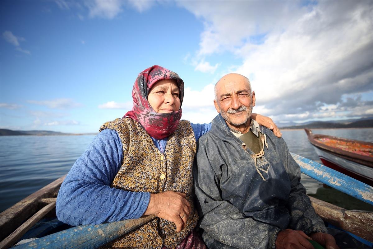 Ekmeklerini balıktan &ccedil;ıkaran Aydınlı &ccedil;ift, 40 yıldır birlikte k&uuml;rek &ccedil;ekiyor