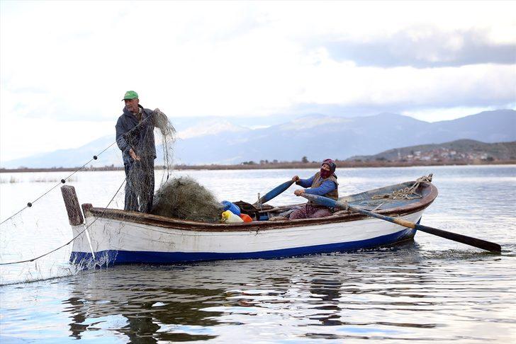 Ekmeklerini balıktan çıkaran Aydınlı çift, 40 yıldır birlikte kürek çekiyor G3
