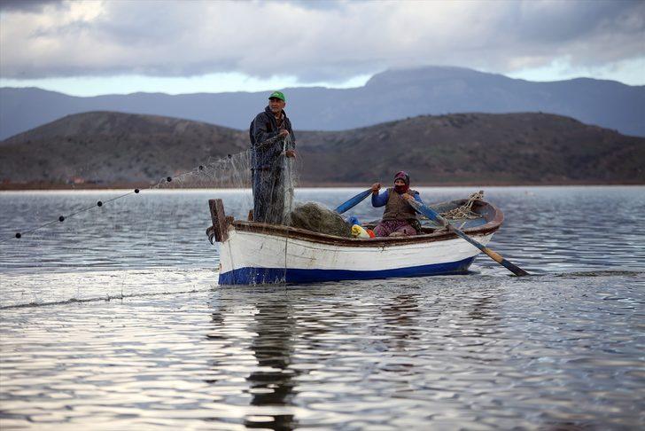 Ekmeklerini balıktan çıkaran Aydınlı çift, 40 yıldır birlikte kürek çekiyor G4