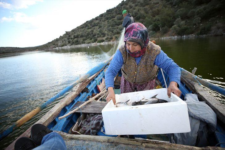 Ekmeklerini balıktan çıkaran Aydınlı çift, 40 yıldır birlikte kürek çekiyor G5