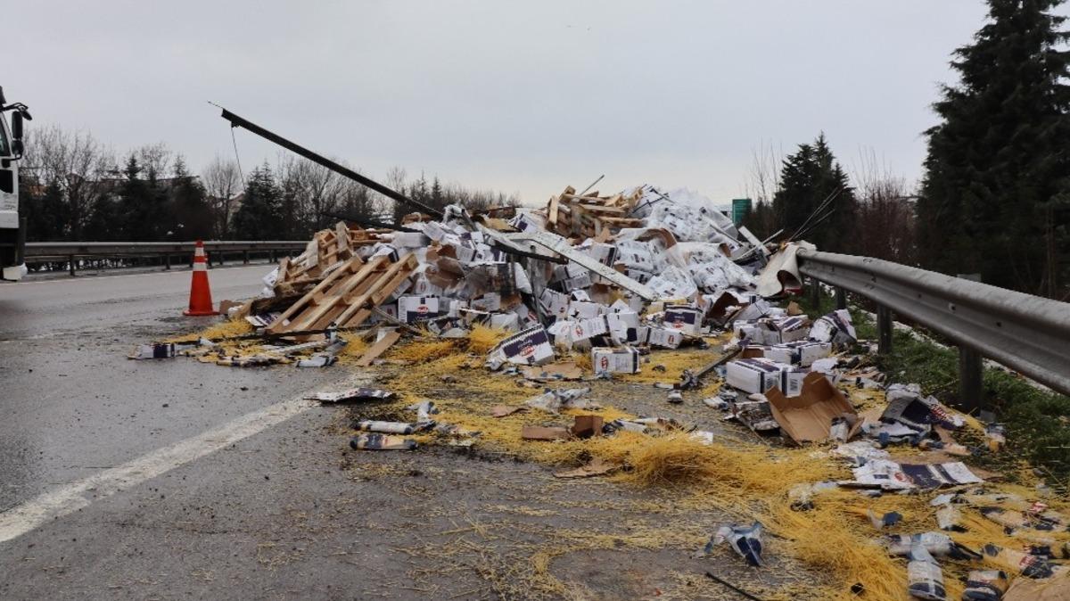 Tonlarca bakliyat TEM otoyoluna savruldu: 1 yaralı