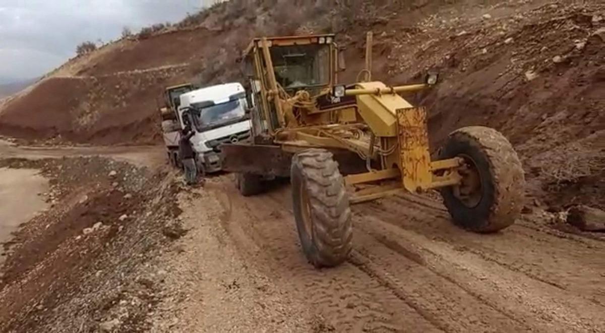 Siirt&rsquo;te &ccedil;amura saplanan tır kurtarıldı