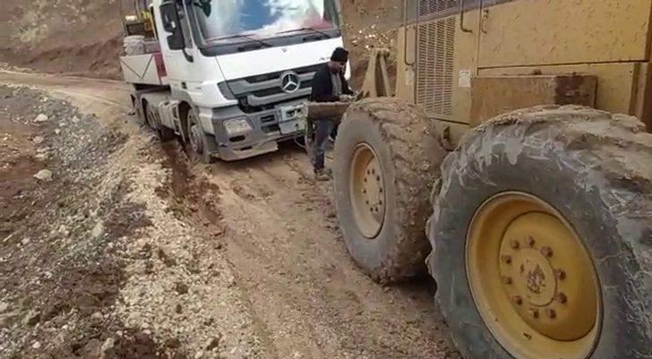 Siirt’te çamura saplanan tır kurtarıldı G3