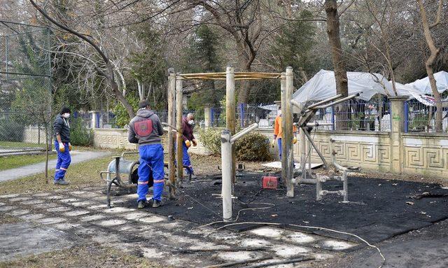 Parkta çıkan yangının izleri siliniyor