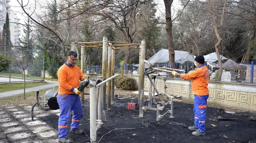 Parkta &ccedil;ıkan yangının izleri siliniyor