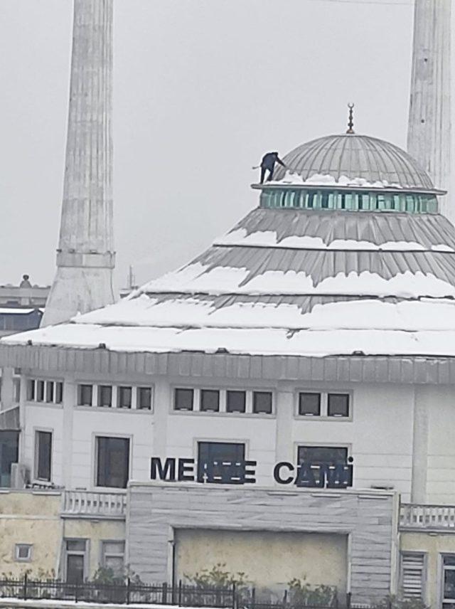 Bursa’da cami kubbesinde tehlikeli temizlik