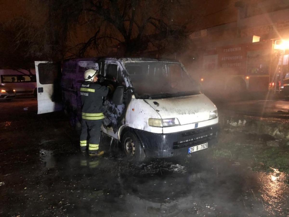 Tamir i&ccedil;in sanayiye bırakılan ara&ccedil; yandı