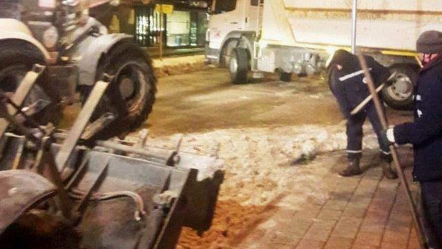 Ekipler gece gündüz iş başında