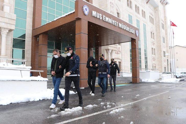 Midesinde uyuşturucu sevkiyatı yapan 2 kişi, polisin dikkati sayesinde yakalandı G1