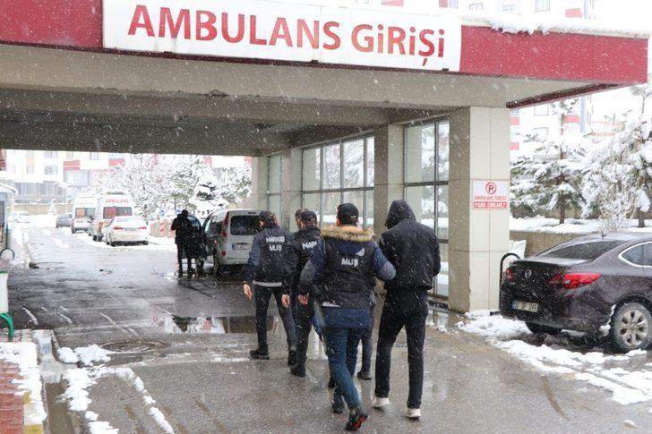 Midesinde uyuşturucu sevkiyatı yapan 2 kişi, polisin dikkati sayesinde yakalandı G2