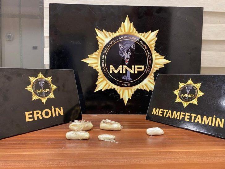 Midesinde uyuşturucu sevkiyatı yapan 2 kişi, polisin dikkati sayesinde yakalandı G3