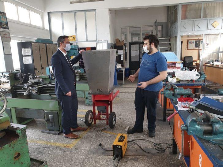 Mesleki lisesi öğrencileri ilçe halkının tarım aletlerinin ve bilgisayarlarının bakımını yapıyor G1