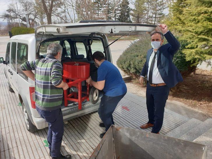 Mesleki lisesi öğrencileri ilçe halkının tarım aletlerinin ve bilgisayarlarının bakımını yapıyor G2