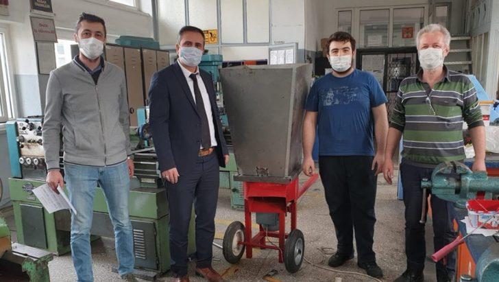 Mesleki lisesi öğrencileri ilçe halkının tarım aletlerinin ve bilgisayarlarının bakımını yapıyor G3