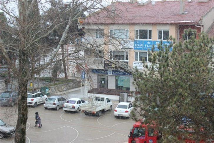 Osmaneli’de kuşlar için üretilen yuvalar ağaçlara yerleştirildi G3