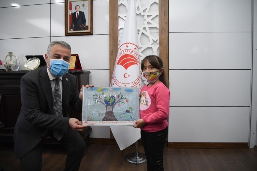 Mustafa Şahin D&uuml;nya Gıda G&uuml;n&uuml; Afiş Yarışmasına katılan &ouml;ğrencileri makamında ağırladı
