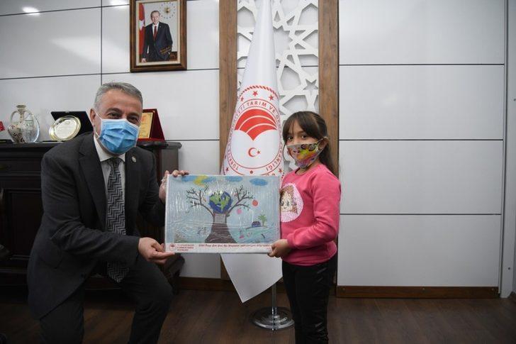 Mustafa Şahin Dünya Gıda Günü Afiş Yarışmasına katılan öğrencileri makamında ağırladı G1