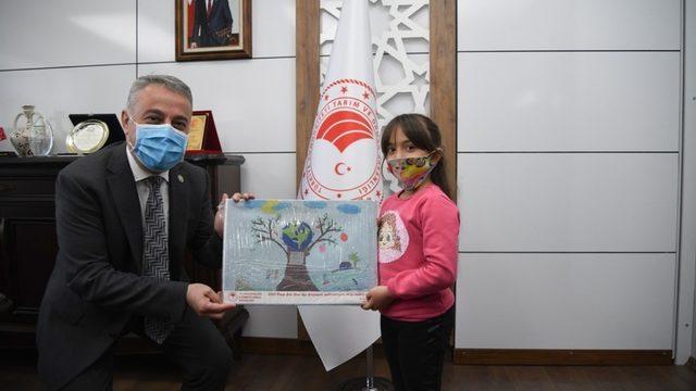 Mustafa Şahin Dünya Gıda Günü Afiş Yarışmasına katılan öğrencileri makamında ağırladı