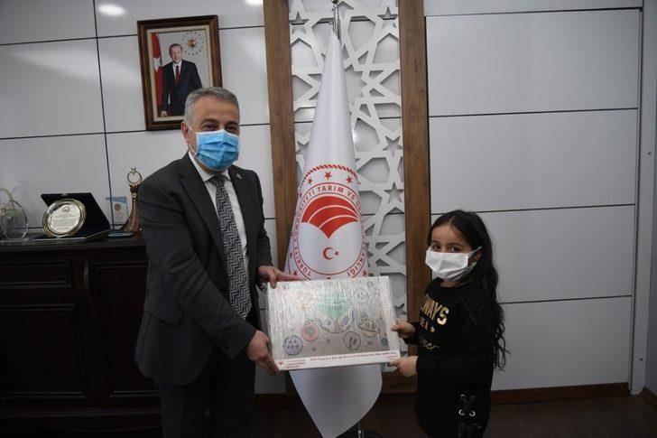 Mustafa Şahin Dünya Gıda Günü Afiş Yarışmasına katılan öğrencileri makamında ağırladı G3