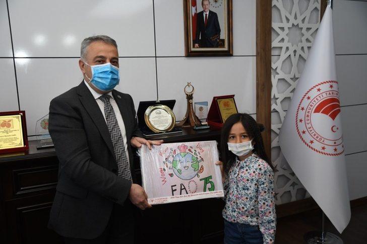 Mustafa Şahin Dünya Gıda Günü Afiş Yarışmasına katılan öğrencileri makamında ağırladı G4