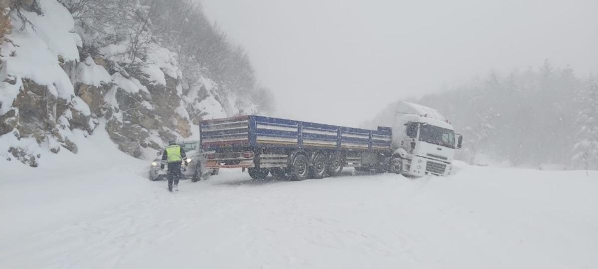 Kastamonu-Cide karayolunda kayan tır yolu kapattı