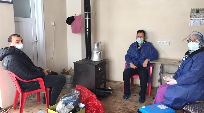 Trabzon'da zorlu kış şartlarına rağmen aşı çalışmaları aralıksız sürüyor