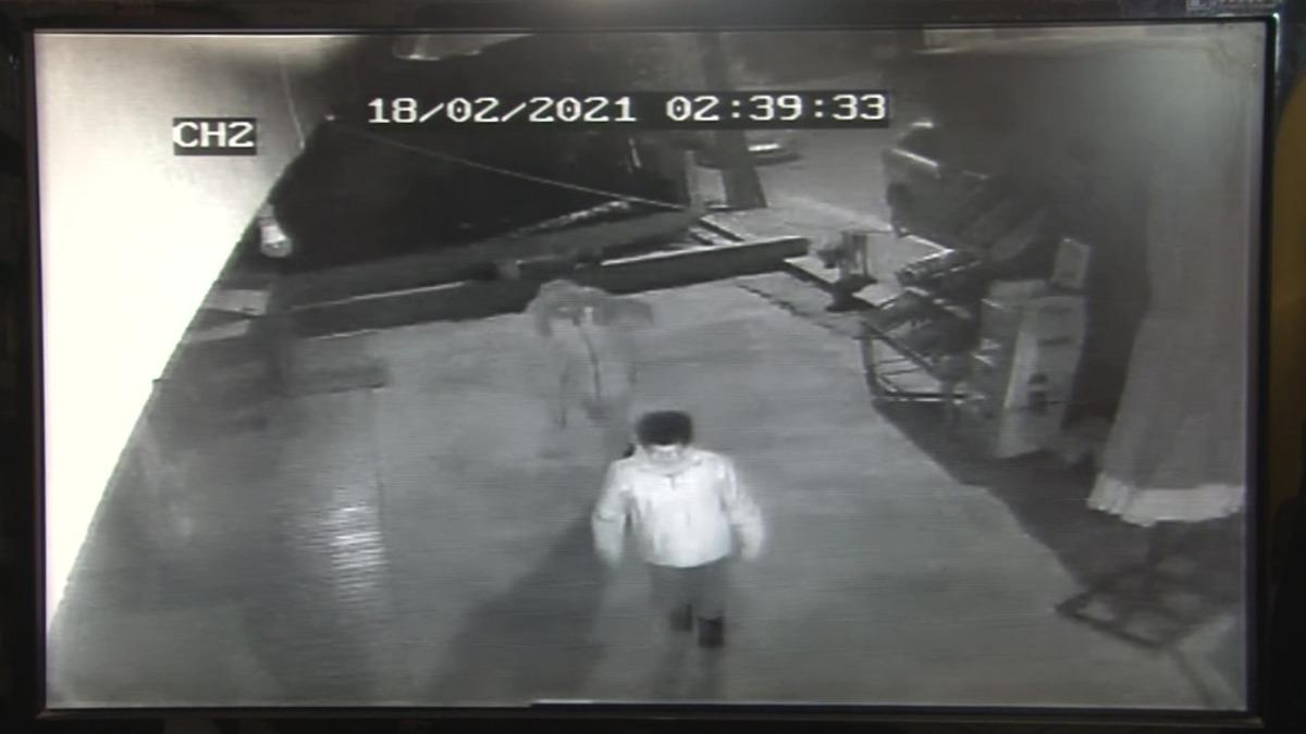 Susayan &ccedil;ocuklar marketin dolabını zorla a&ccedil;arak i&ccedil;ecek &ccedil;aldı