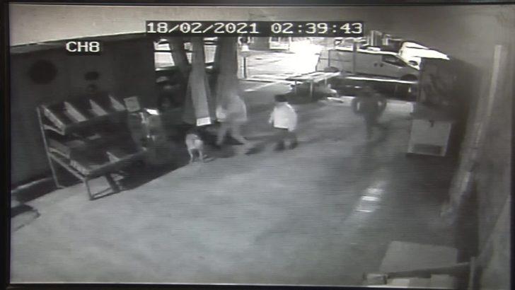 Susayan çocuklar marketin dolabını zorla açarak içecek çaldı G4