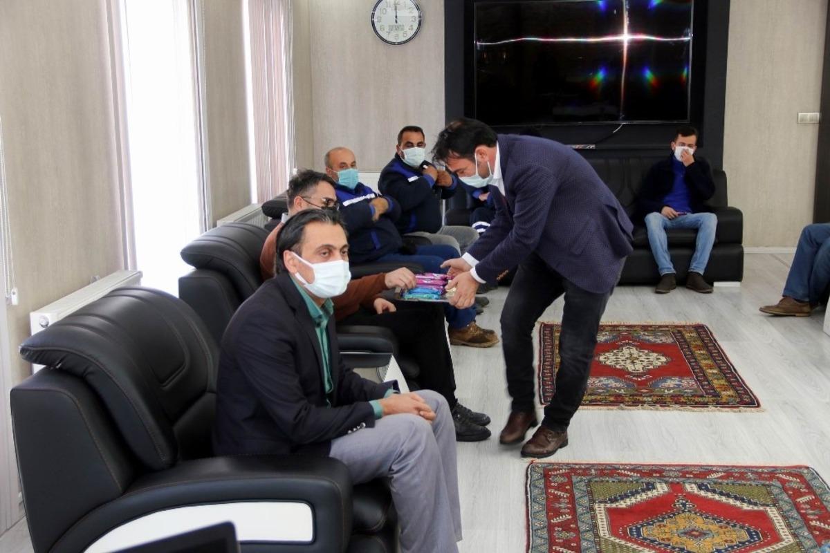 Yahyalı Belediyesi iş&ccedil;ilerin geriye d&ouml;n&uuml;k alacaklarını &ouml;dedi