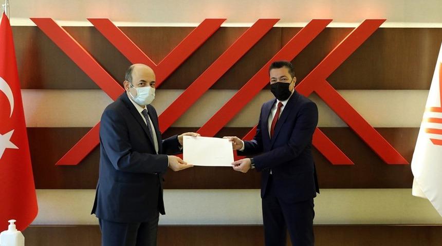 Rekt&ouml;r Uzun mazbatasını aldı