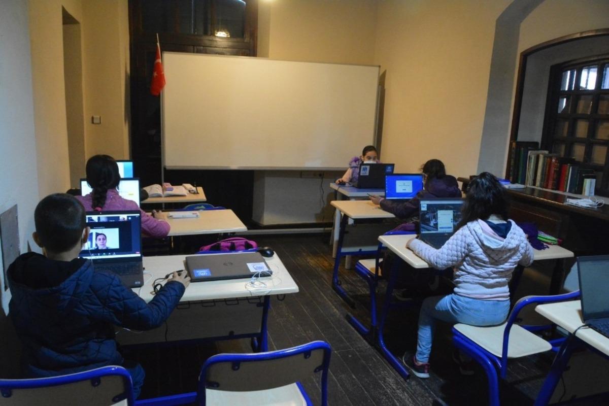 &Ouml;ğrenciler EBA Erişim Merkezi&rsquo;nde derslerine giriyor