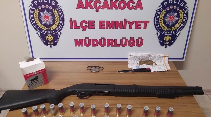 Covid denetiminde araçtan uyuşturucu madde, muşta ve av tüfeği çıktı