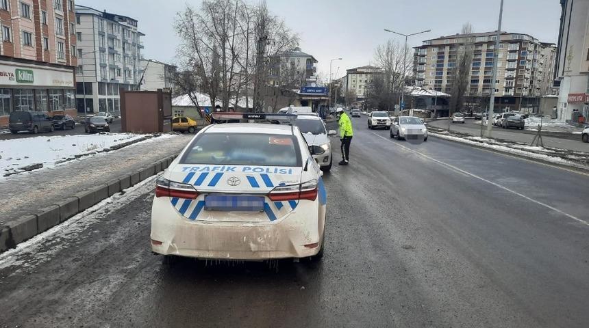 Kars&rsquo;ta polisten ışıklı ve sesli uyarı denetlemesi