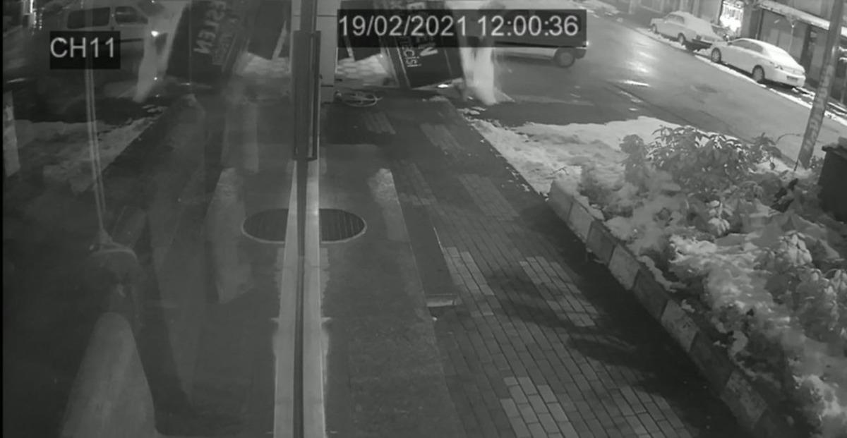 Yağan kara dayanamayan 3 işyerinin tabelası b&ouml;yle &ccedil;&ouml;kt&uuml;