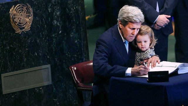 John Kerry, 2016'da BM'de Paris İklim Anlaşması'nı imzalıyor