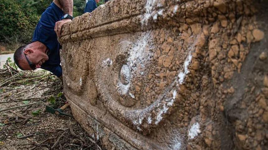 İsrail'de bin 800 yıllık iki lahit bulundu