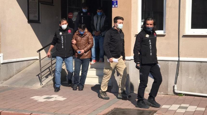 Ev sahiplerinin uyuduğu sırada hırsızlık yapan şüpheliler Bursa’da yakalandı