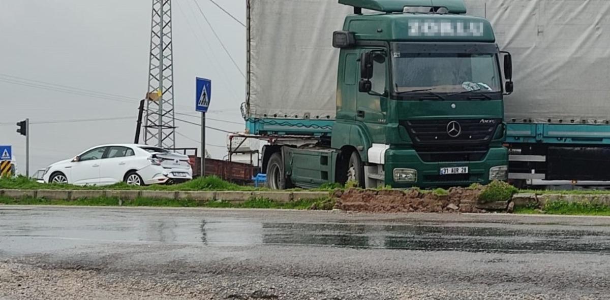 Tır kırmızı ışıkta duran araca &ccedil;arptı