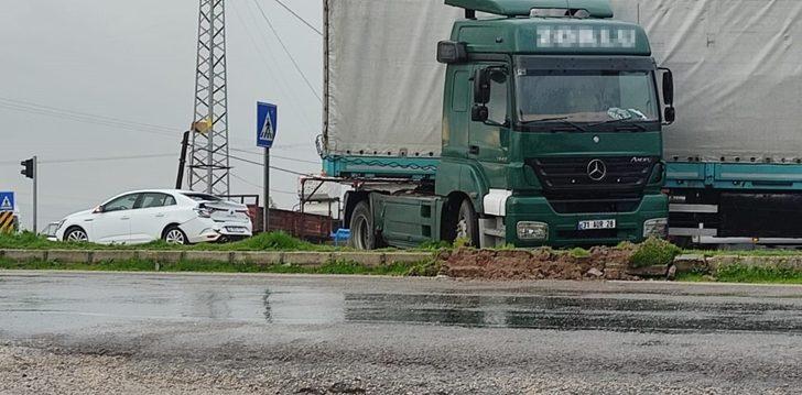 Tır kırmızı ışıkta duran araca çarptı G1