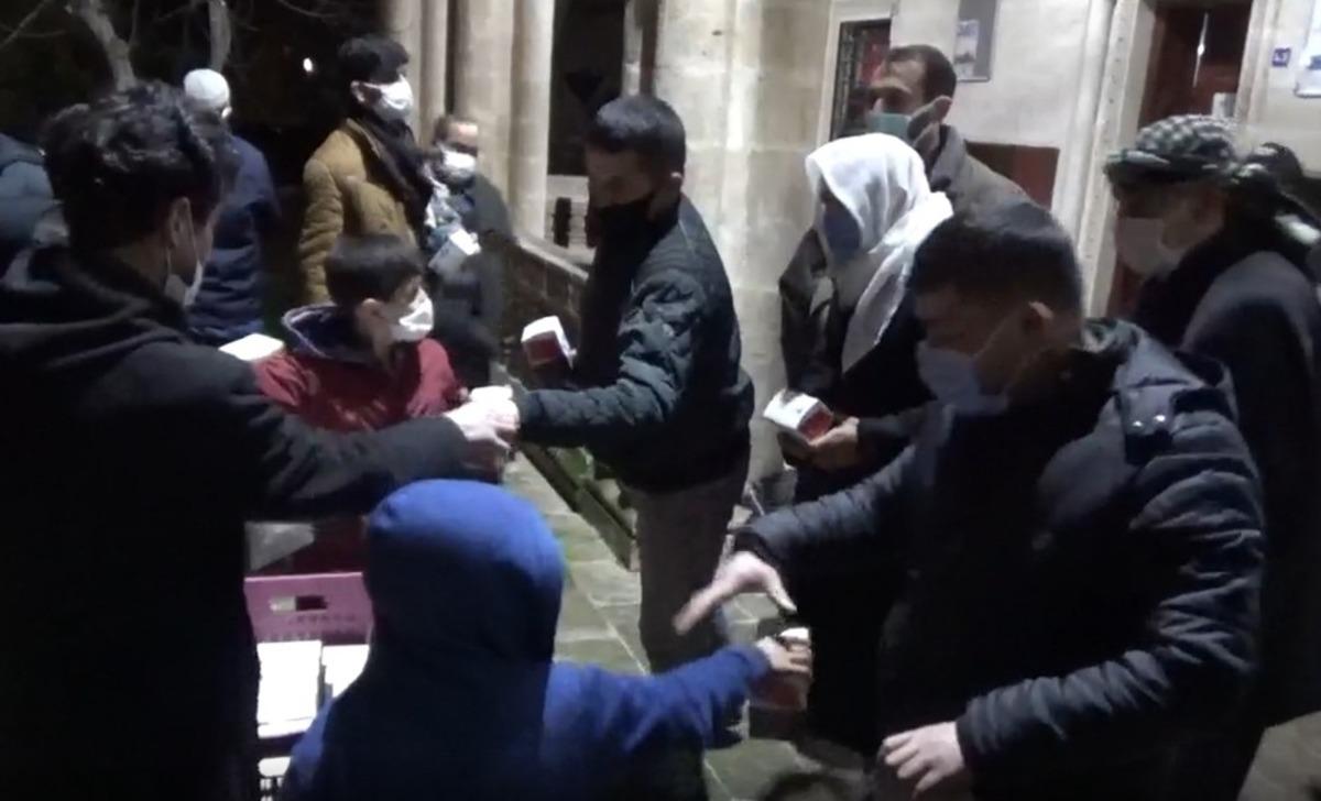 Viranşehir&rsquo;de Ragaip Kandilinde simit ikramı