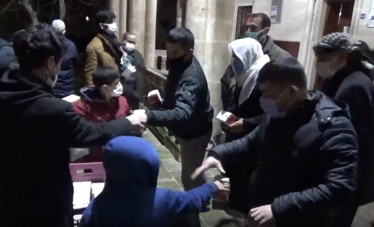 Viranşehir’de Ragaip Kandilinde simit ikramı G1