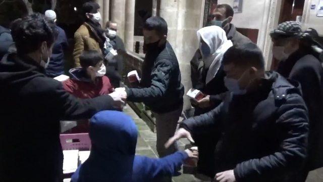 Viranşehir’de Ragaip Kandilinde simit ikramı