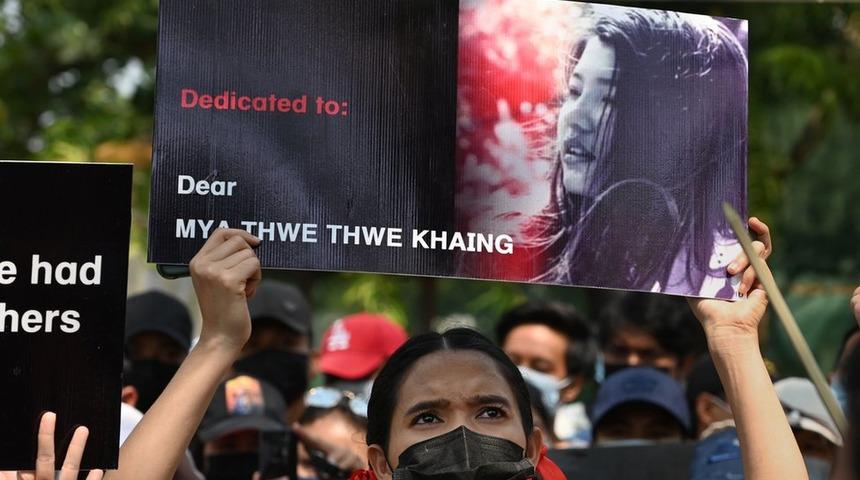 Myanmar'da darbe karşıtı eylemlerde polisin vurduğu g&ouml;sterici hayatını kaybetti