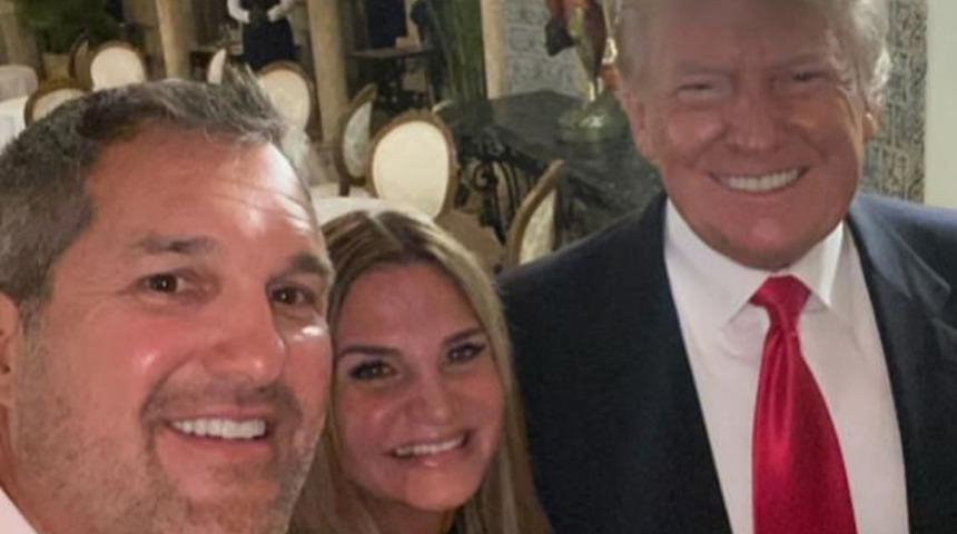 Trump çifti Beyaz Saray’dan ayrıldıktan sonra ilk kez görüntülendi