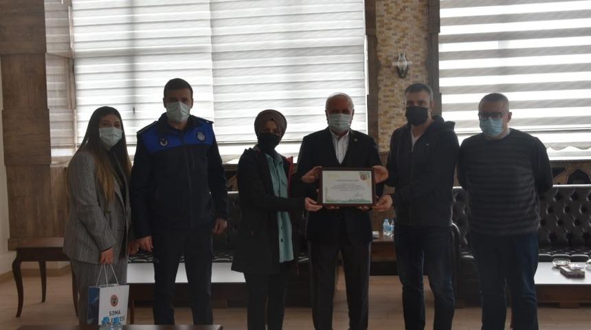 Fırında kalan ekmekleri barınağa bağışlıyorlar