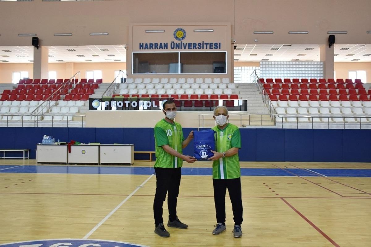 Rekt&ouml;r &Ccedil;elik, &ouml;d&uuml;ll&uuml; y&ouml;netmenle buluştu