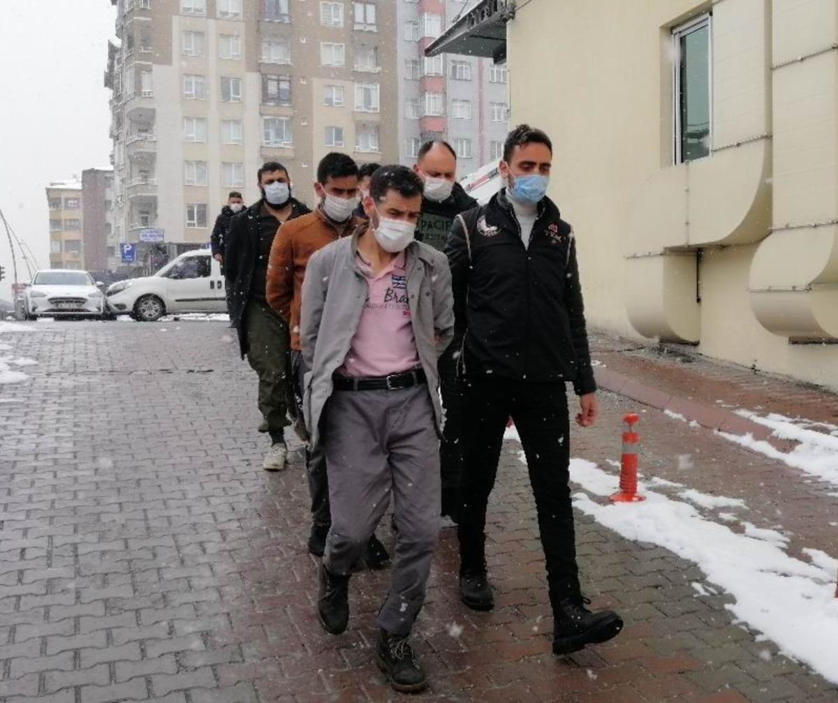 Kayseri&rsquo;deki DEAŞ operasyonunda g&ouml;zaltına alınan 4 kişi adliyede