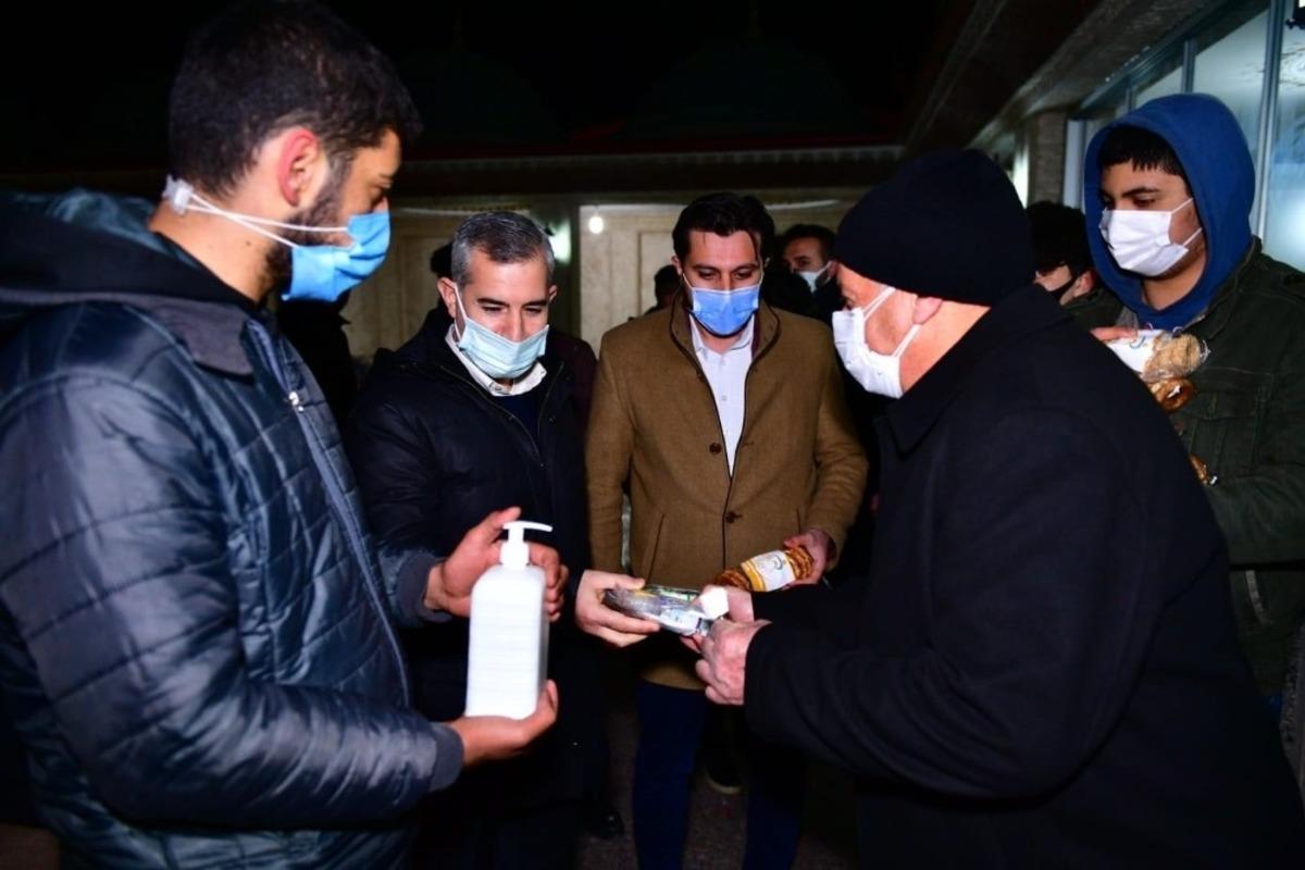 Başkan &Ccedil;ınar, kandil simidi, lokum ve g&uuml;l suyu dağıttı